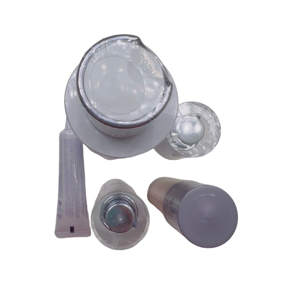 Meaningful Beauty Cindy Crawford Cleanser and Serums (Lot of 5) NEW SEALED - Picture 4 of 11